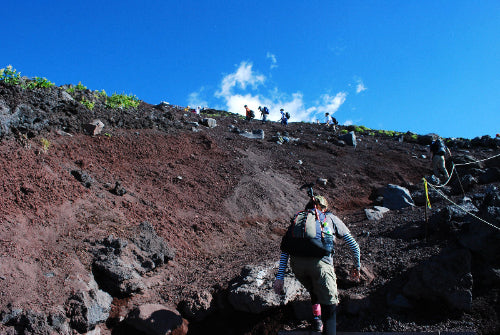 【体力不安な方へ】初日の歩行距離を最短に！元祖七合目泊でゆっくり高度順応 ガイド同行 富士登山ツアー2日間（新宿8:45／羽田空港9:45発）