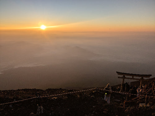 【混雑回避】宝永火口を巡るプリンスルートで目指す剣ヶ峰！ガイド同行 富士登山ツアー2日間（新宿7:30発）