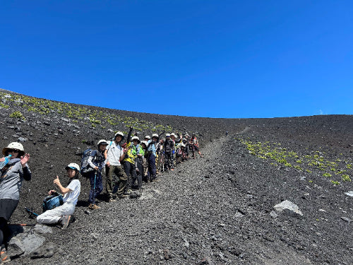 【混雑回避】宝永火口を巡るプリンスルートで目指す剣ヶ峰！ガイド同行 富士登山ツアー2日間（新宿7:30発）