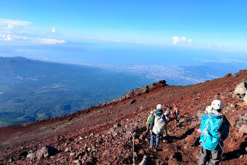 【新宿8:45／羽田空港9:45発】北海道・九州など全国から当日集合OK！プリンスルート＆砂走館泊で身軽に剣ヶ峰へ！ガイド同行 富士登山ツアー2日間